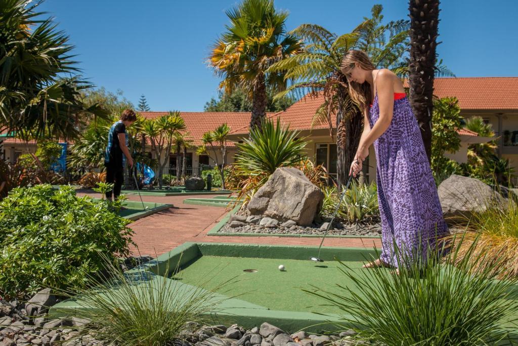 منتجع ريجال بالمز 5 ستار سيتي روتوروا المظهر الخارجي الصورة A woman playing mini golf